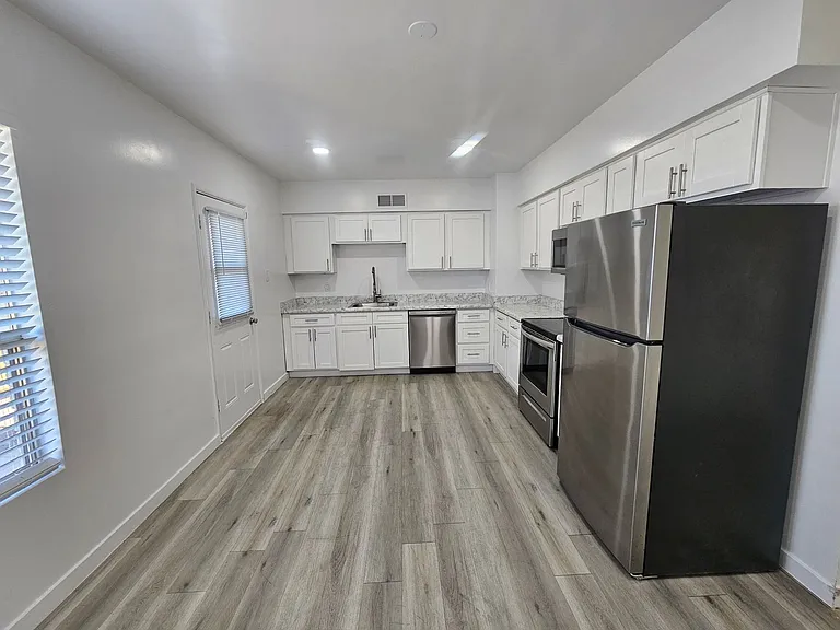 Town & Country Apartments — Photo 11