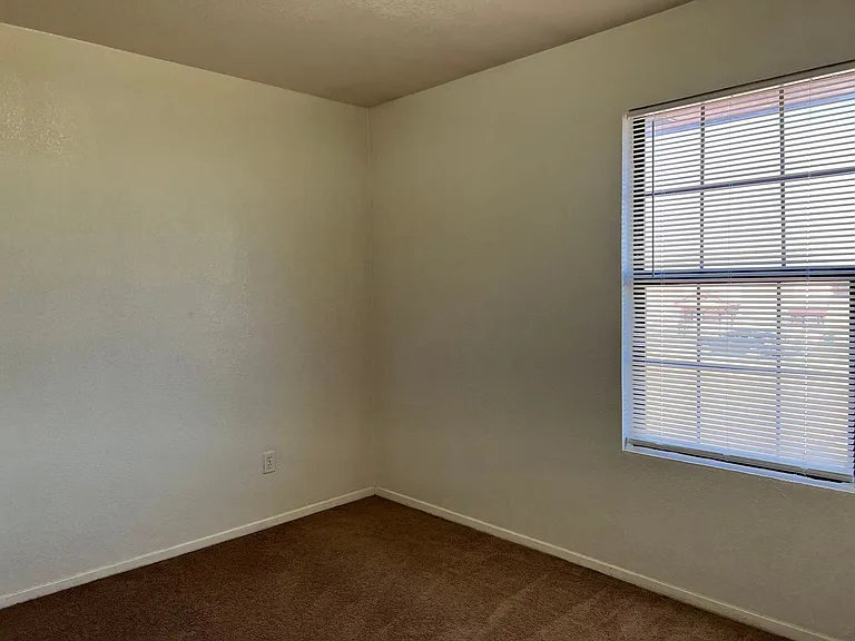 1102 Leslie Cir — Photo 9