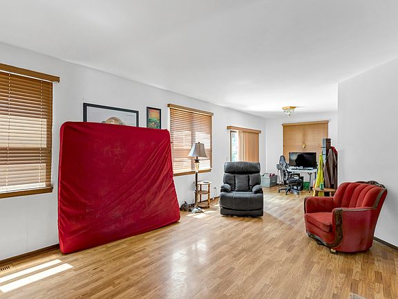 3rd image of 706 Pinehurst Dr
