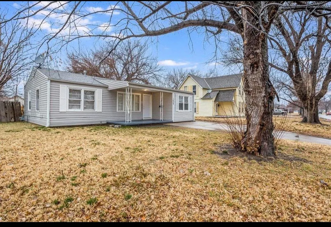 1629 S Dodge Ave — Photo 2