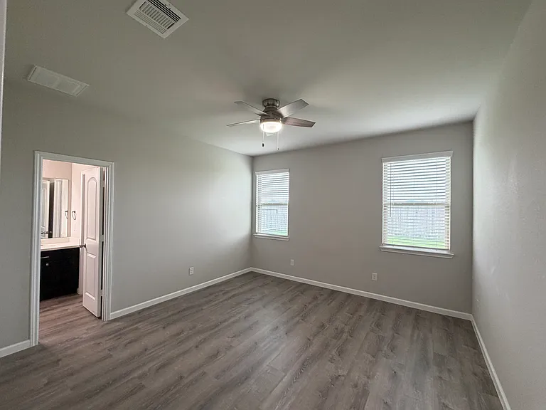 6118 Yesenia St — Photo 13