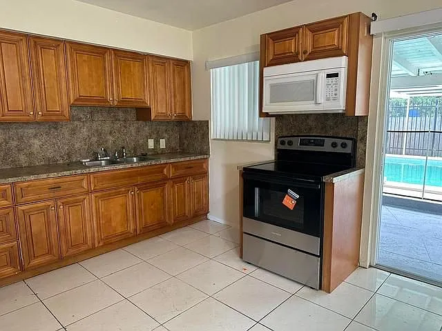 3 bed, 2.0 bath, 1000 sqft, $2,800 — Photo 3