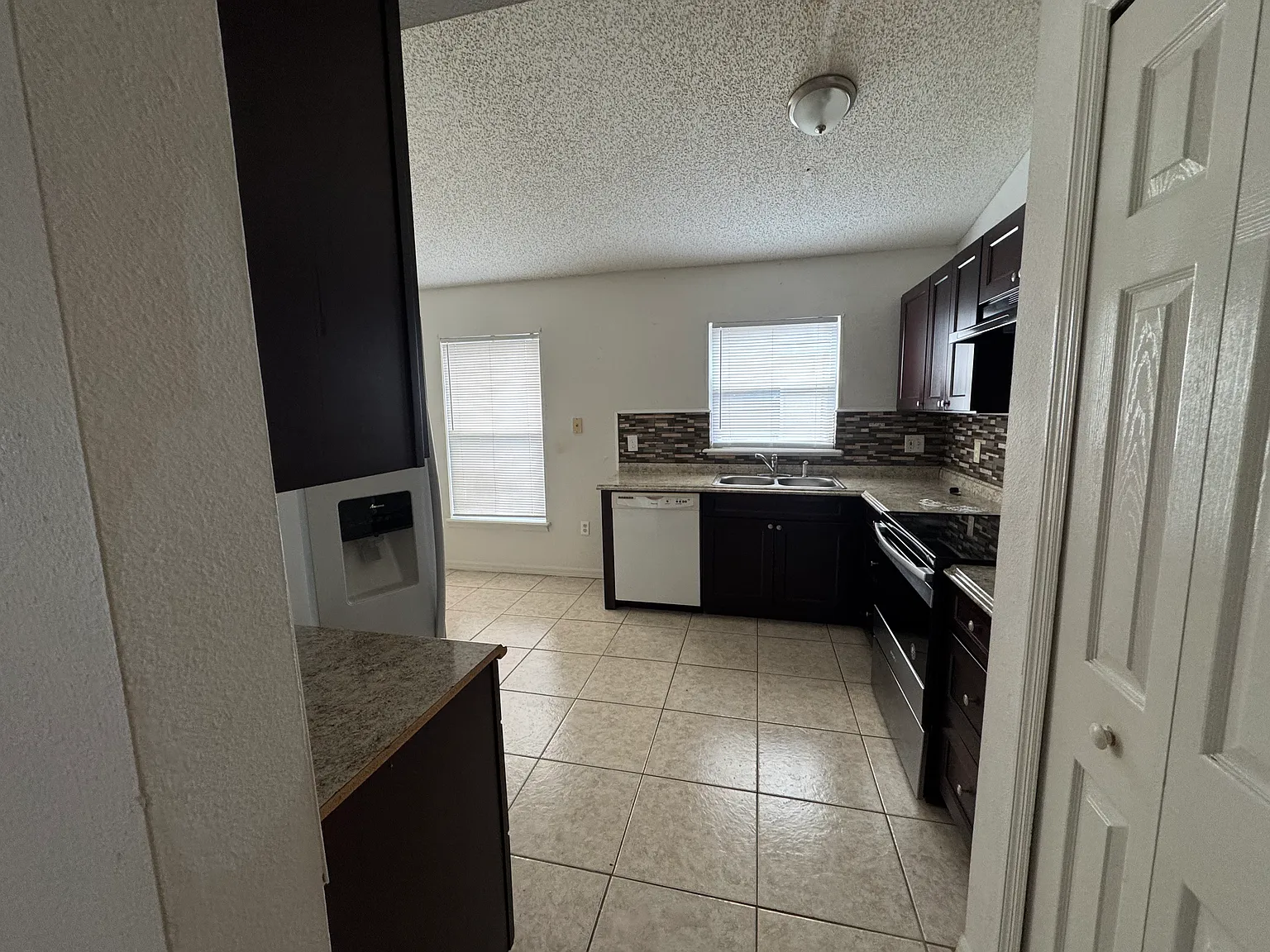 5 bed, 2.5 bath, 1660 sqft, $2,590 — Photo 3