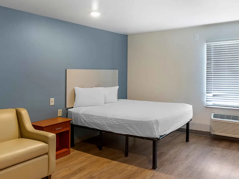 Deluxe Studio - 1 Queen Bed