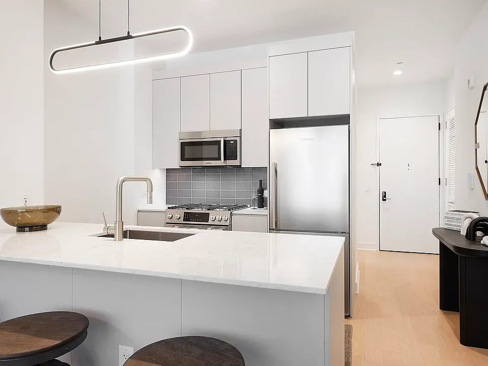 8 Court Sq #14B
