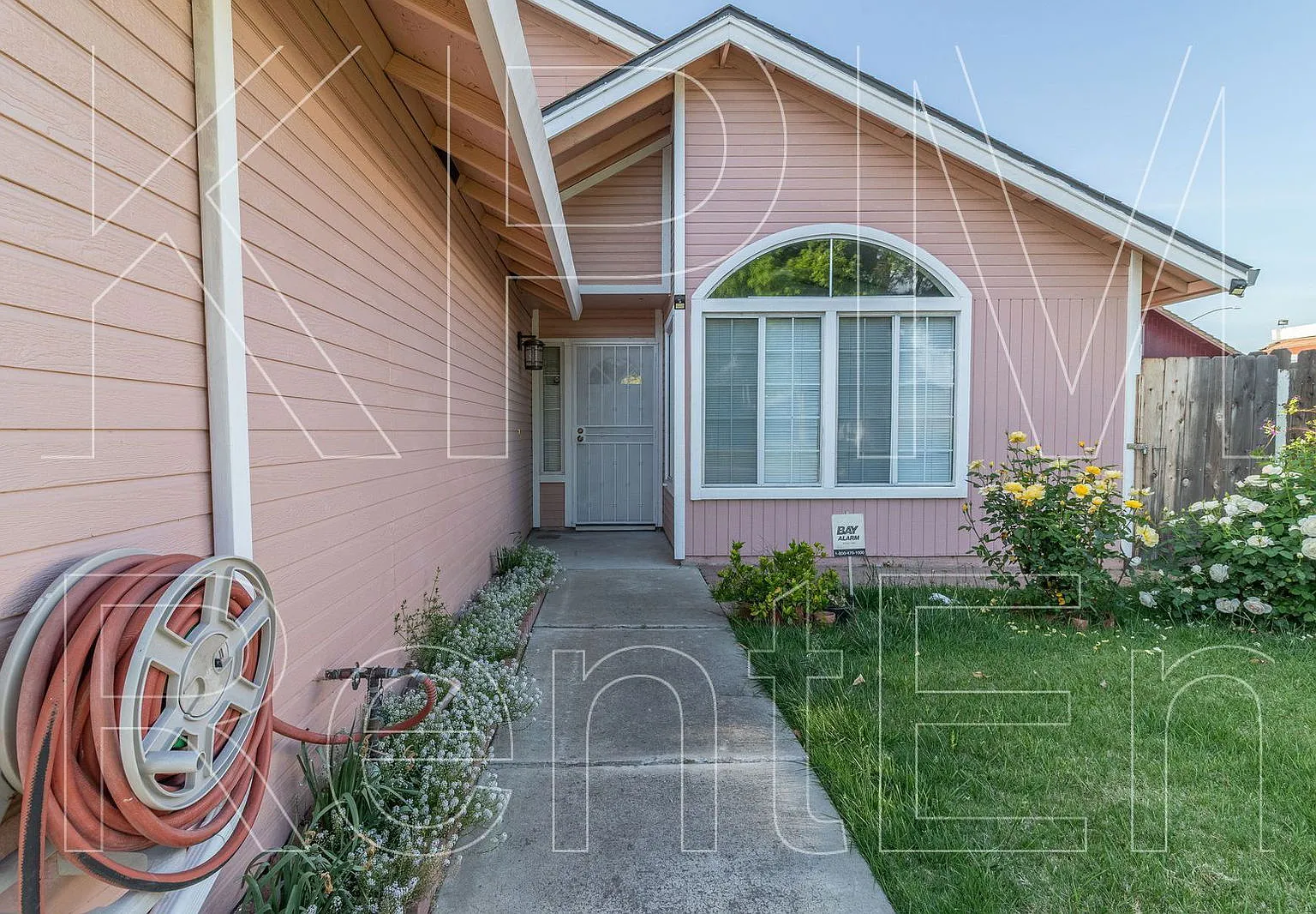 3 bed, 2.0 bath, 1370 sqft, $2,400 — Photo 4