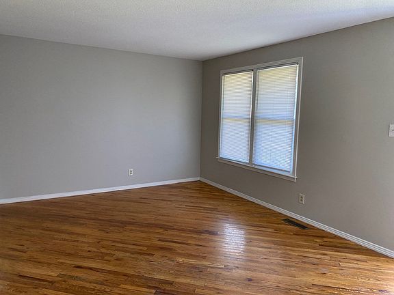 3rd image of 27 Briarwood Ln