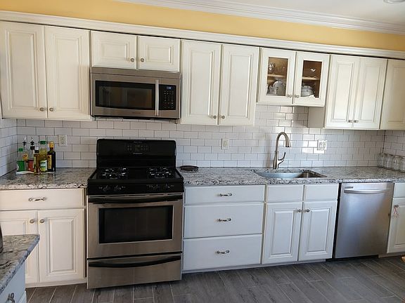 New Kitchen with granite counters