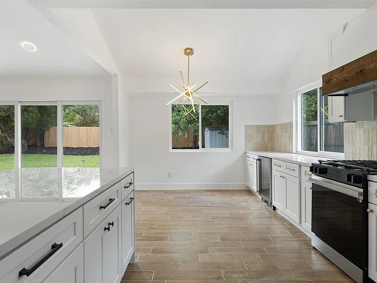 1111 Spearson Ln — Photo 17