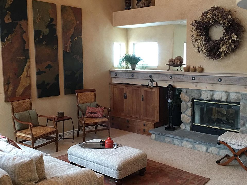 Open, sunny living Room 