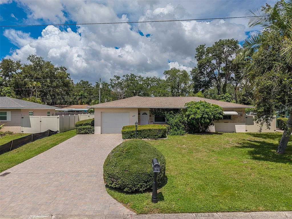 3 bed, 2.0 bath, 1256 sqft, $2,800 — Photo 1