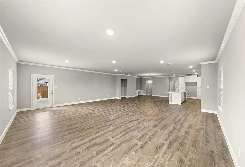 4 bed, 2.5 bath, 2900 sqft, $2,800 — Photo 4