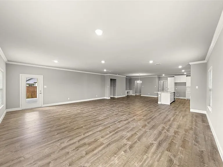 304 Community Dr — Photo 4