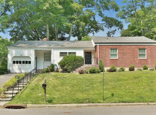 2 Wood Hollow Ln, New Rochelle, NY 10804