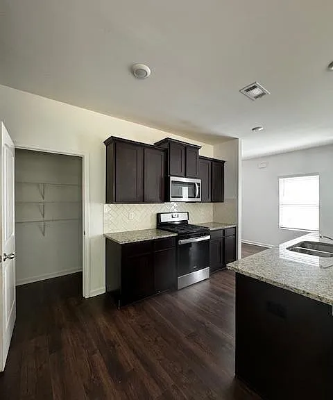 240 Chelsea Park Dr — Photo 24