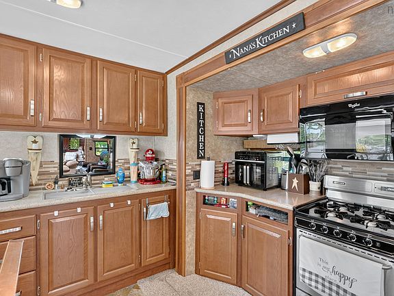4th image of 33 Acorn Ln
