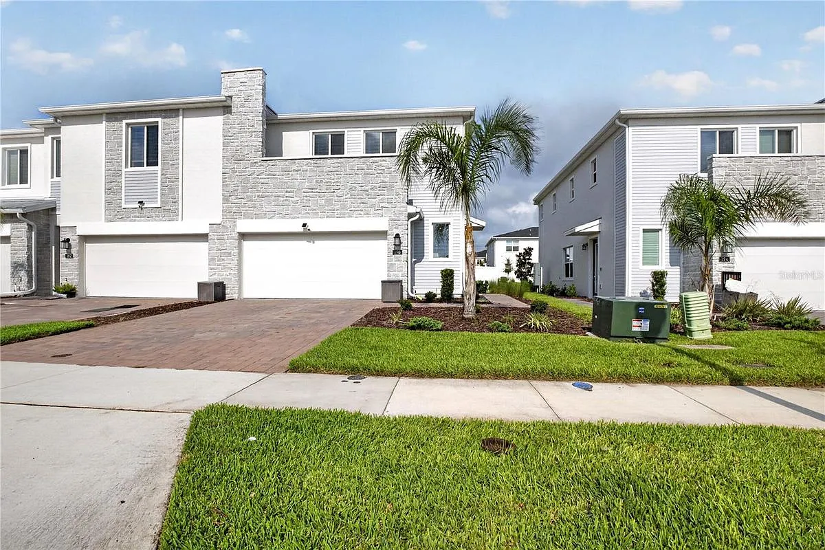 3 bed, 2.5 bath, 1988 sqft, $2,350 — Photo 2