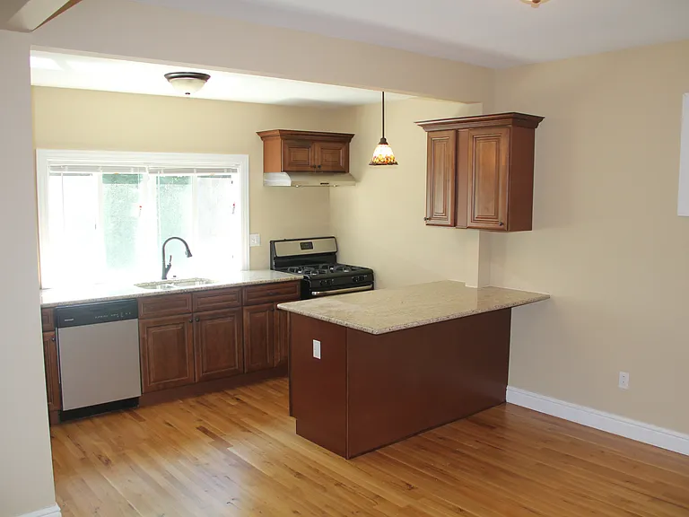 5836 Beacon St — Photo 2