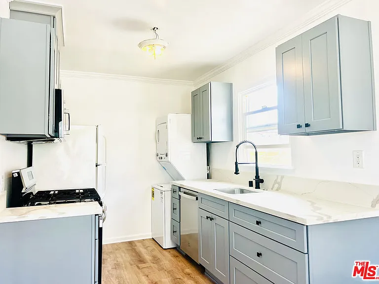 604 E Chevy Chase Dr #B — Photo 7