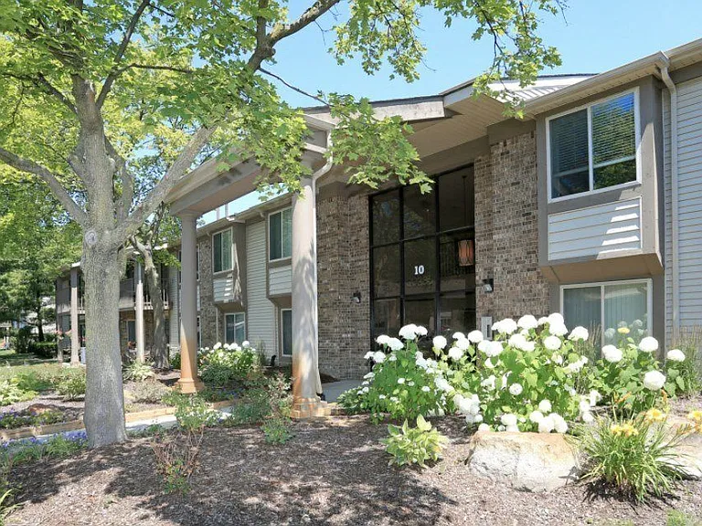Edge At Farmington Hills - Farmington Hills, MI — Photo 43