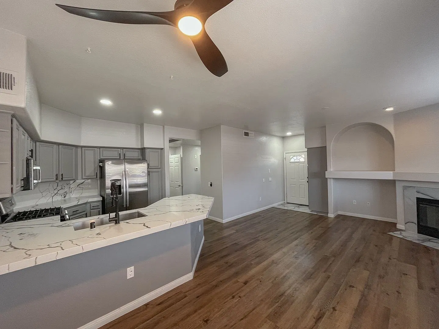 Cozy condo in gated community — Photo 4