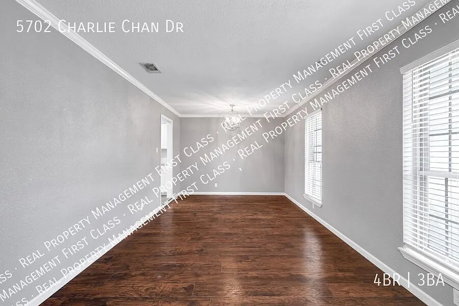Beautifully renovated 4 BR, 3 BA near Medical Center! — Photo 4