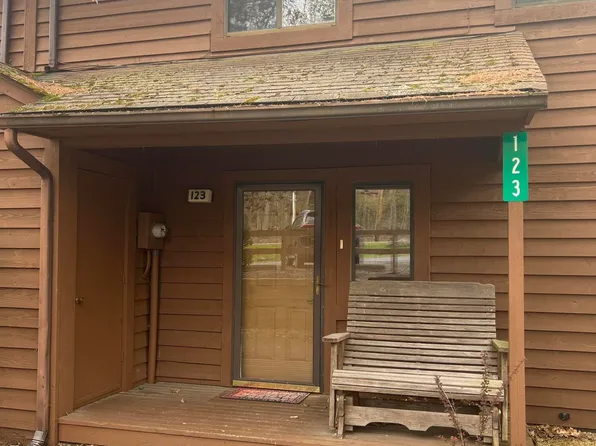 123 Meadow View Ct, Bushkill, PA 18324