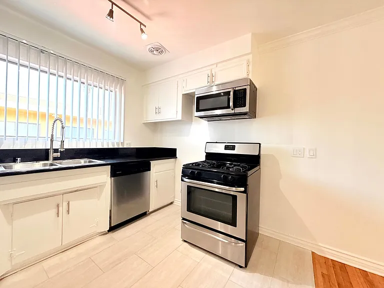 1323 N. Bronson Avenue — Photo 8
