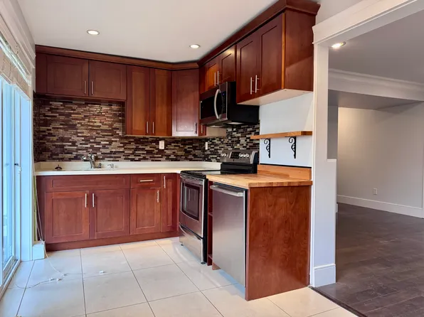 1230 W 22nd St, North Vancouver, BC V7P 2G1