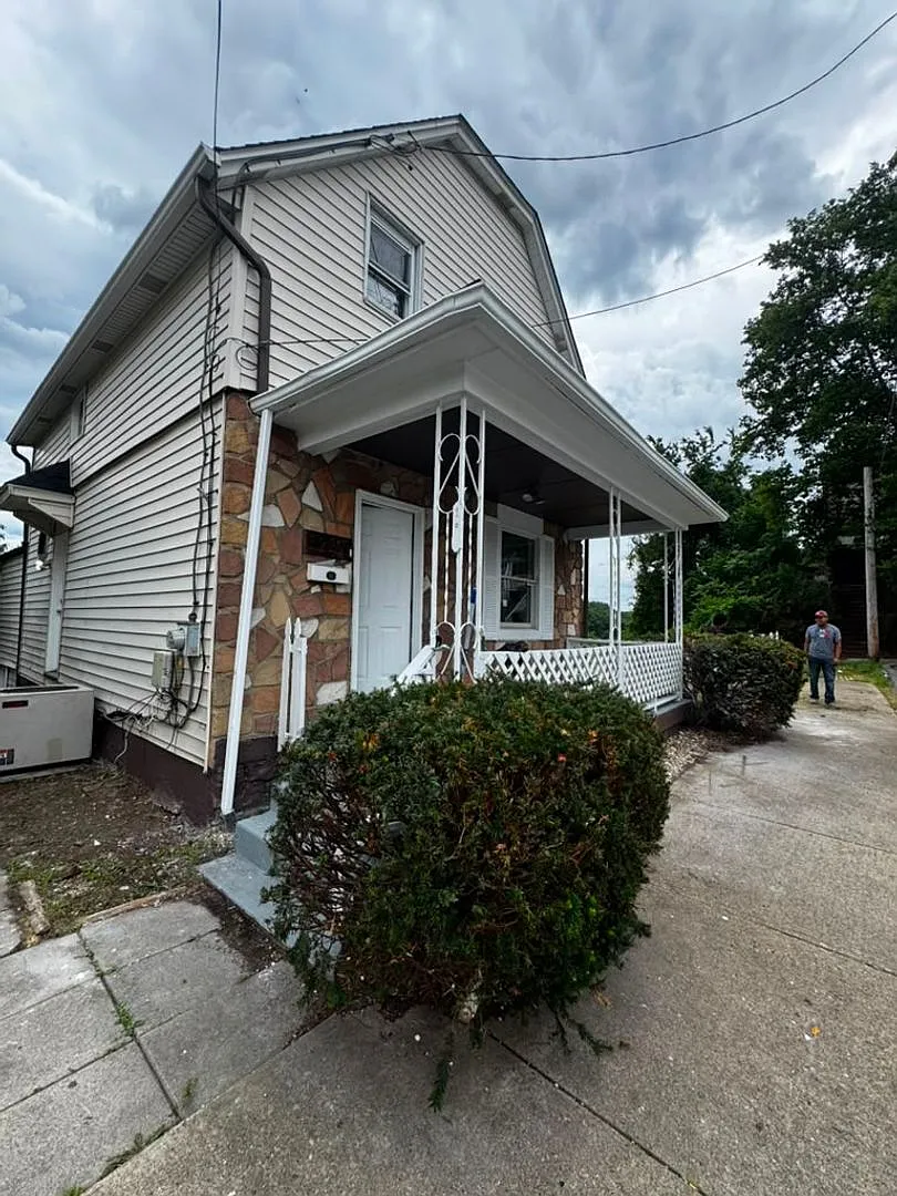 3 bed, 1302 sqft, $1,507 — Photo 2