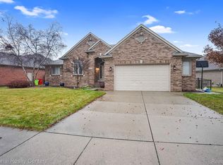 21437 Course Dr, Macomb, MI 48042