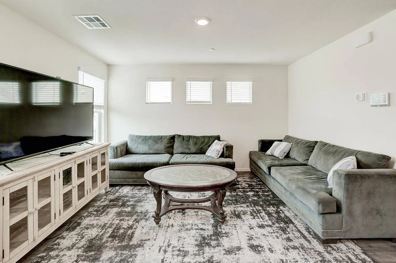 3 bed, 1407 sqft, $1,900 — Photo 1