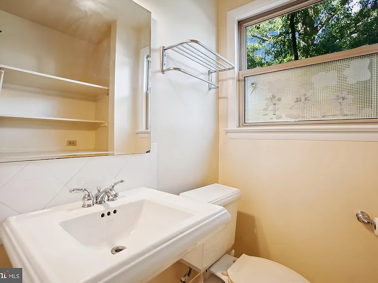 8509 Cyrus Pl — Photo 32
