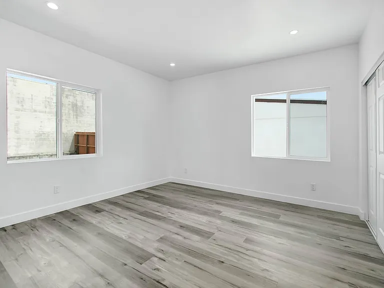 2377 Del Rosa Ave — Photo 5