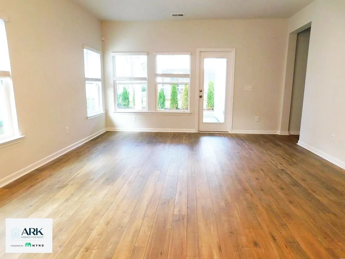 3 bed, 2.0 bath, 1430 sqft, $1,915 — Photo 2