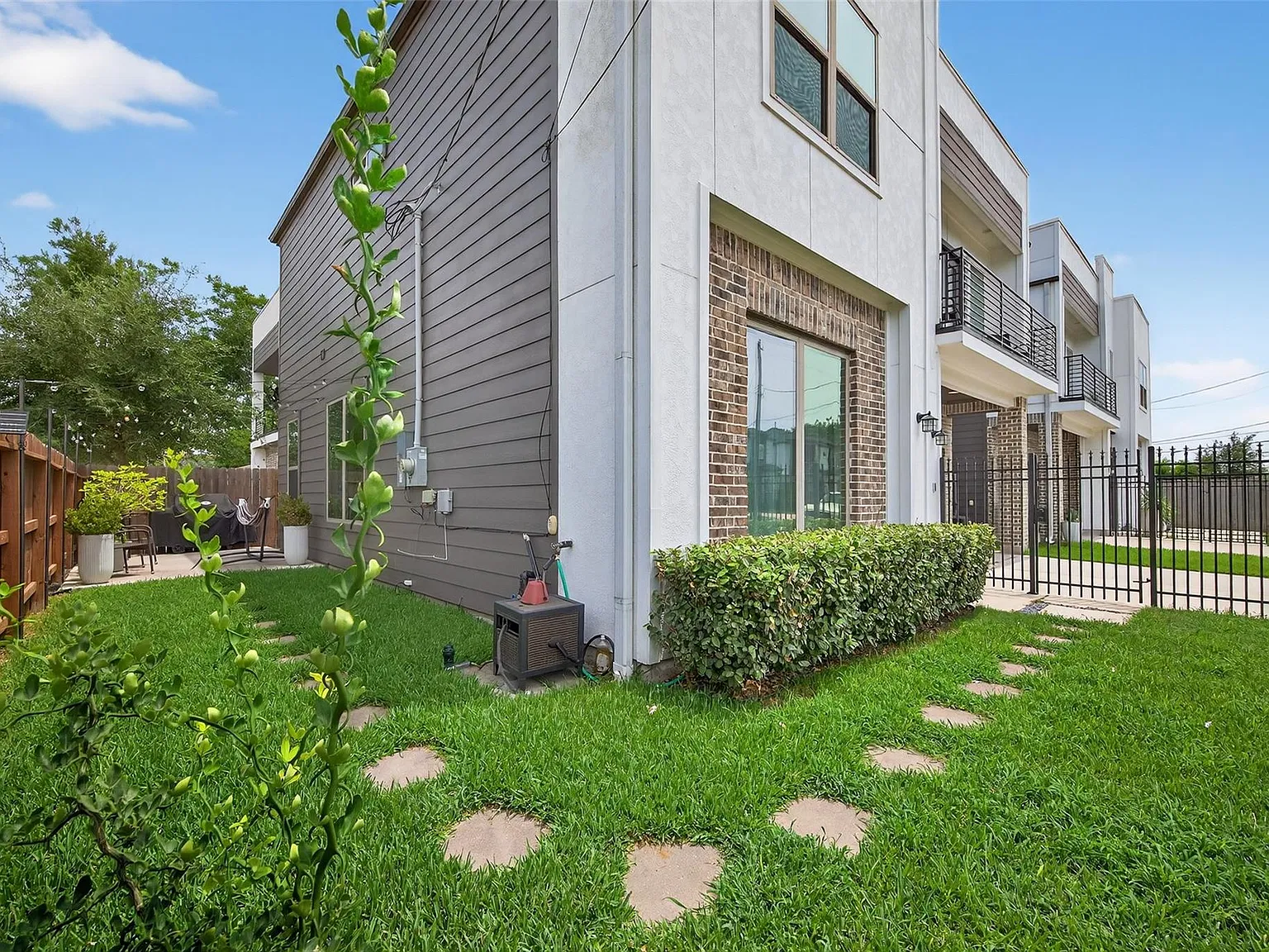 3 bed, 2.5 bath, 2061 sqft, $2,650 — Photo 3