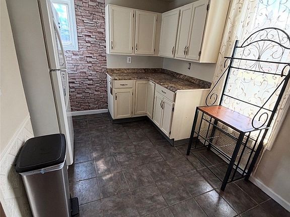 4th image of 1205 W Sullivan St