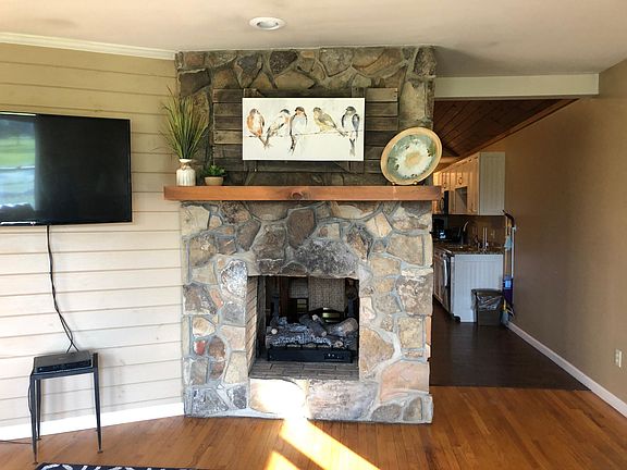 Living room w/fireplace
