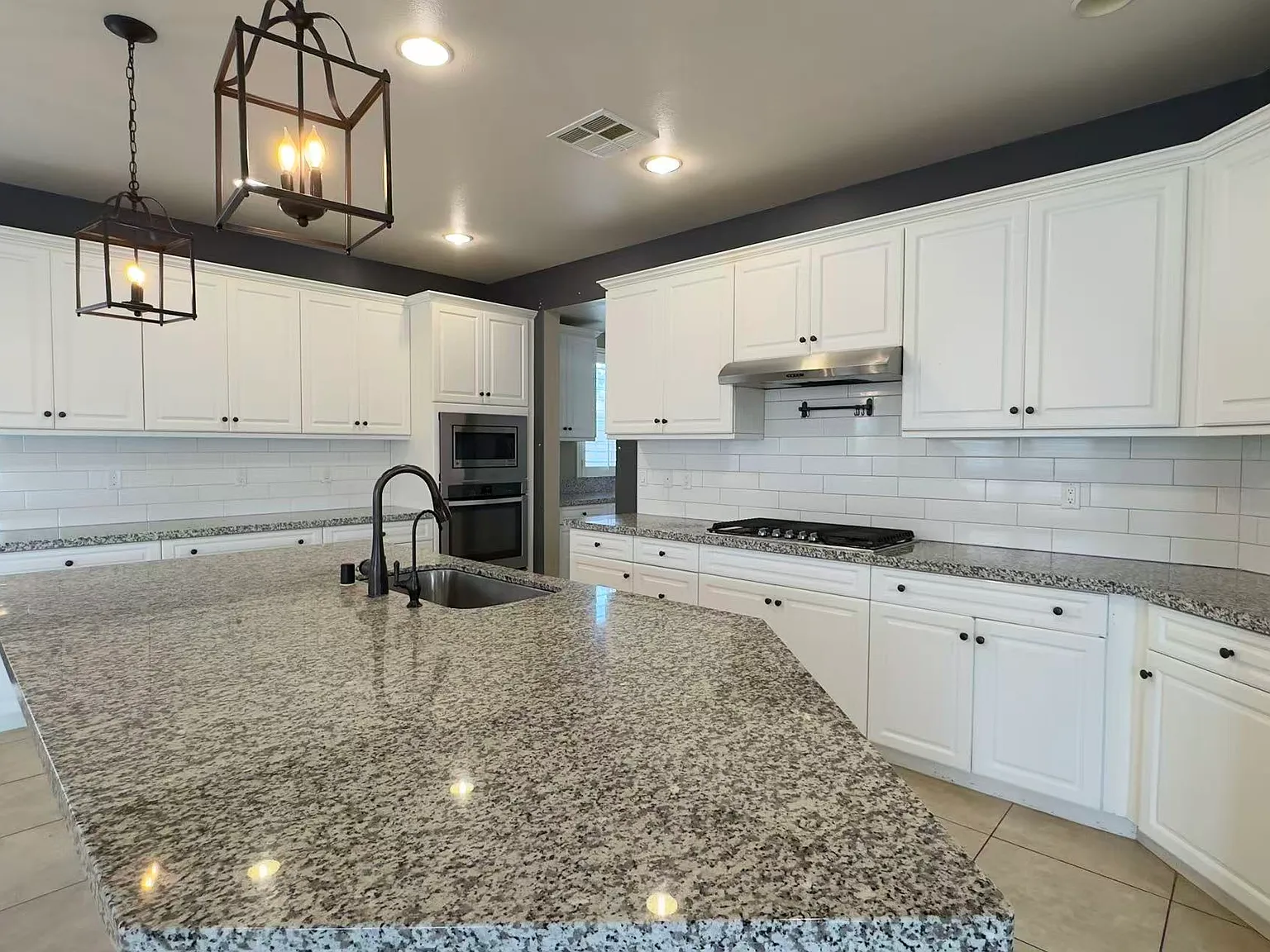 5 bed, 4.5 bath, 3771 sqft, $6,995 — Photo 2