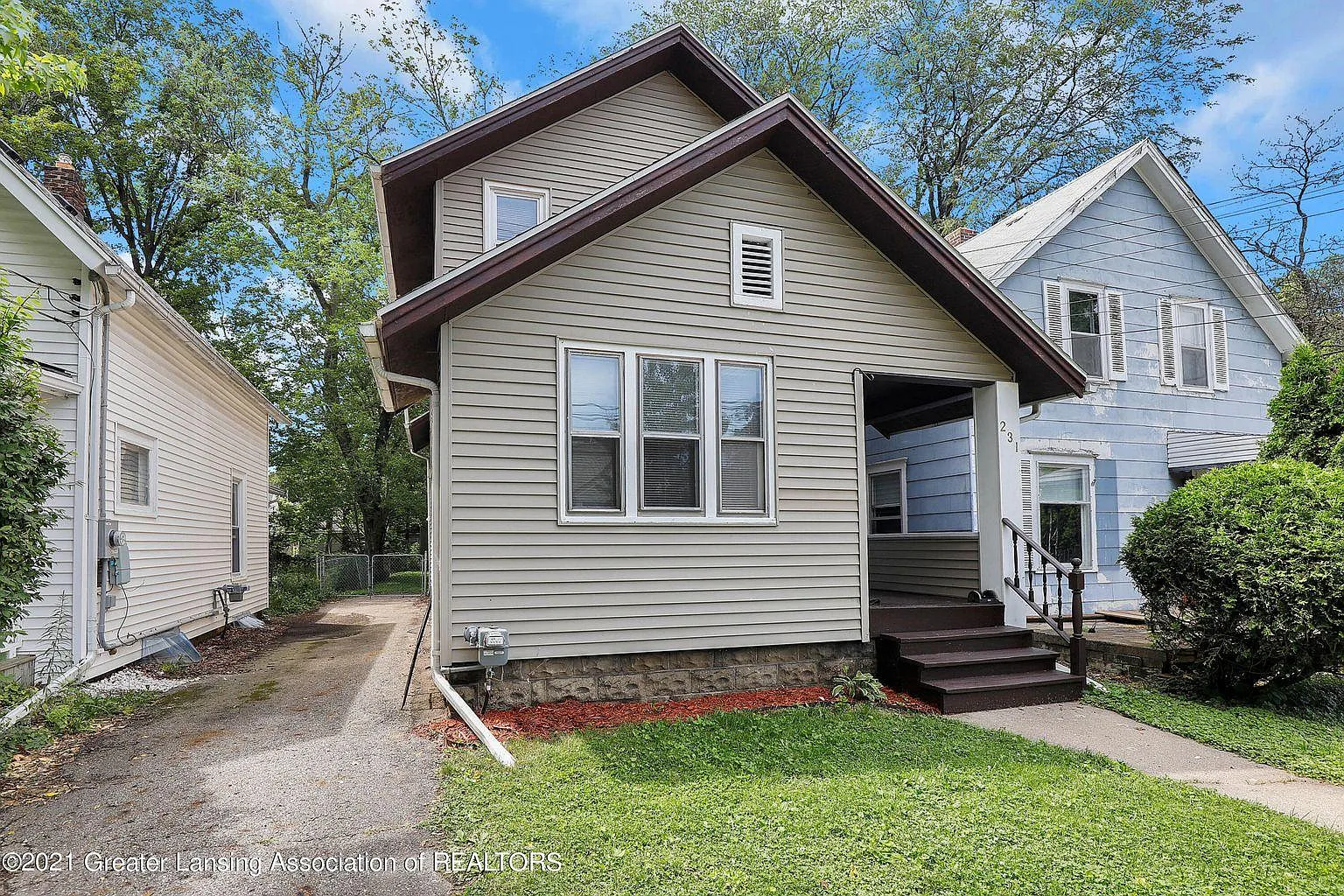 3 bed, 1.5 bath, 1370 sqft, $2,000 — Photo 2