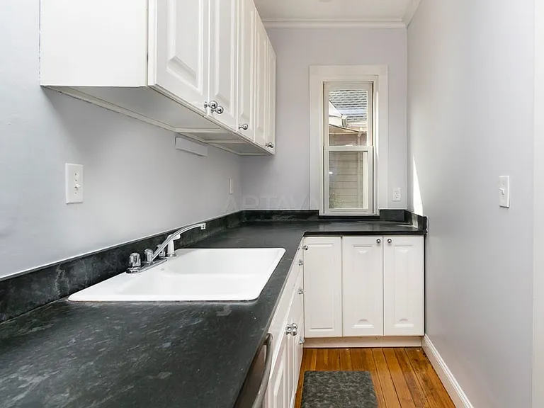 158 Elm St N #2 — Photo 4