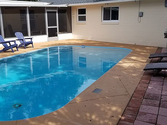 4th image of 47 Crestwood Cir