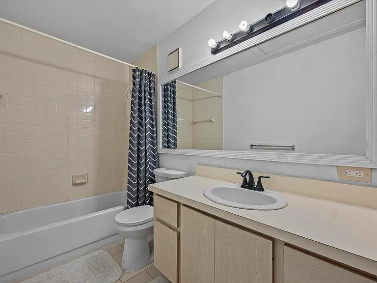1945 Stratford Way — Photo 25