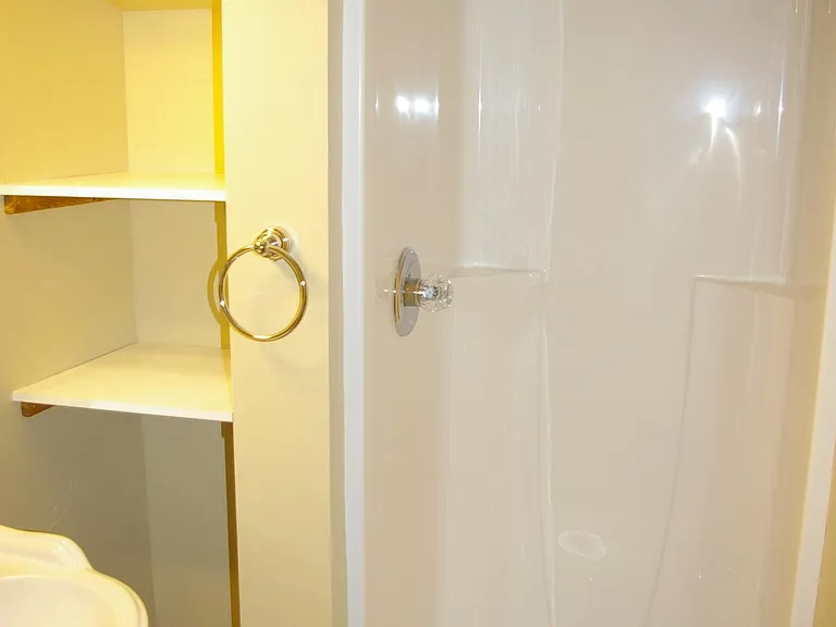 Upper level bath off master bath