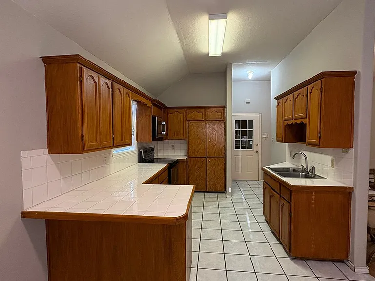 8404 Las Palmas Dr — Photo 8