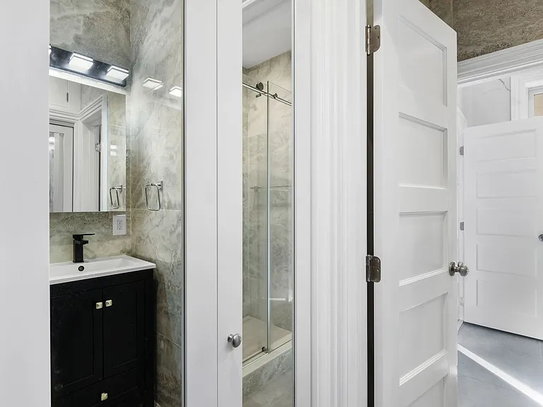 shower shared by rear master bedroom and front master bedroom and 3rd flex bedroom/office