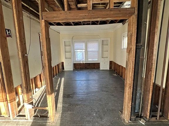 4th image of 4441 E 131st St