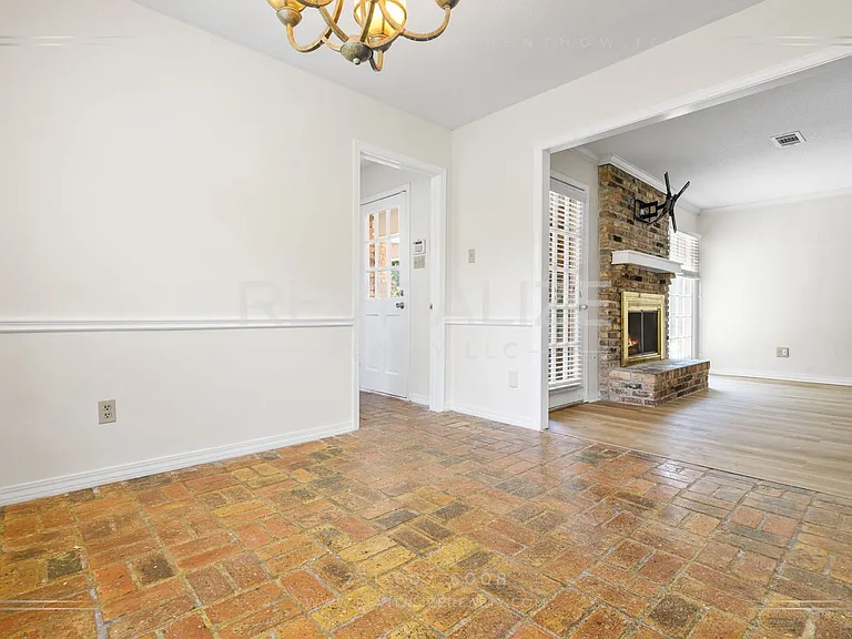 1211 Vendome Dr W — Photo 28