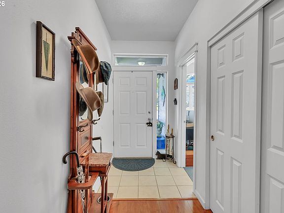 4th image of 21799 NE Larkspur Ln