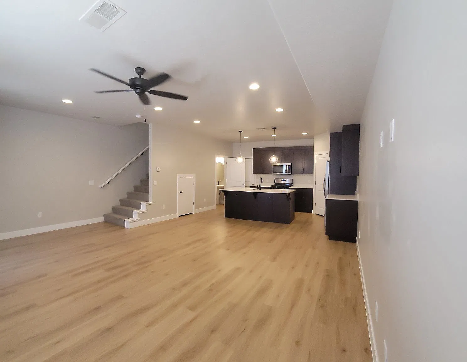 3 bed, 2.5 bath, 1517 sqft, $1,900 — Photo 4